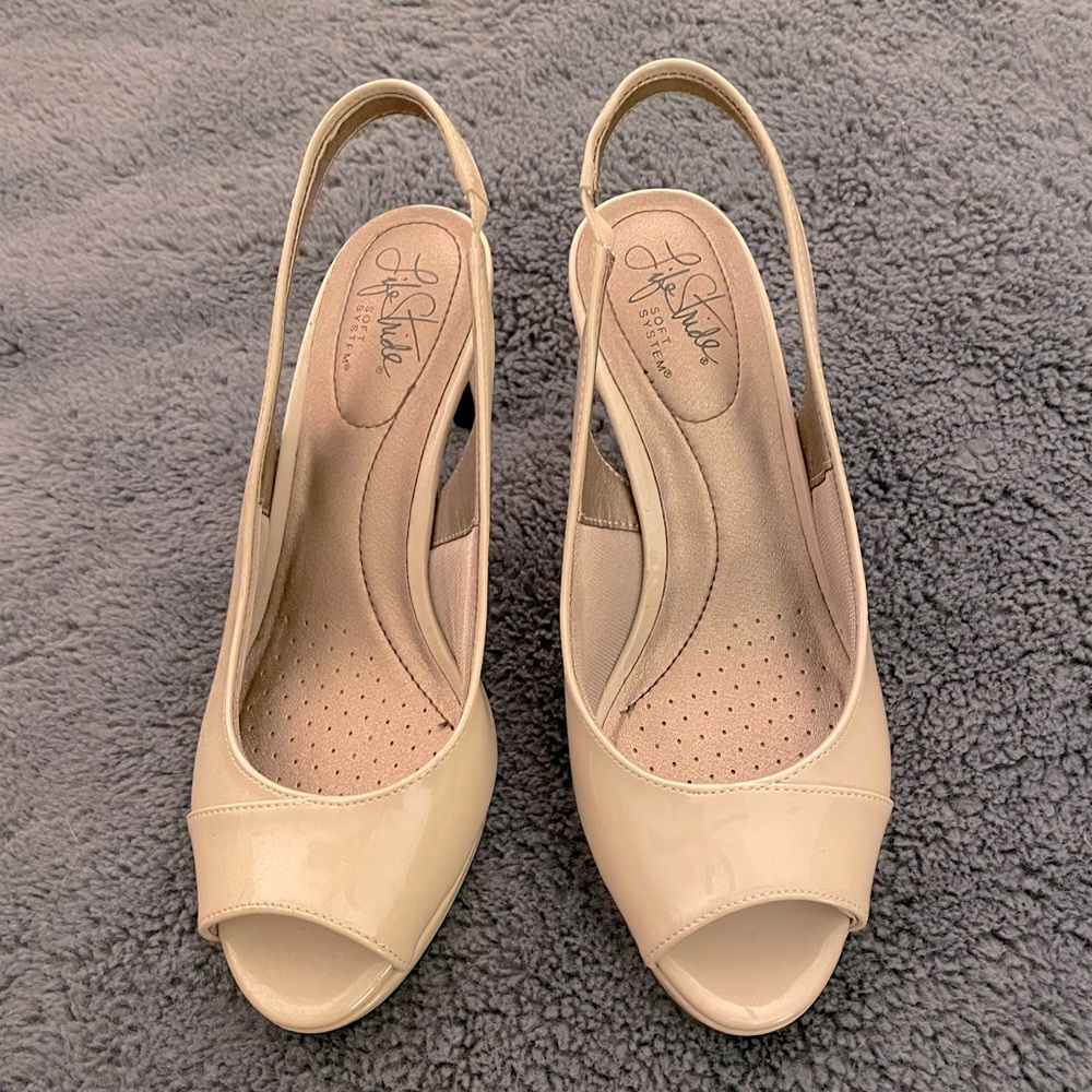 Life Stride taupe patent leather heels 7.5